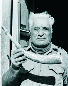Lażżru Camilleri of Mosta holding up his żaqq chanter and horn (Dec 1971).